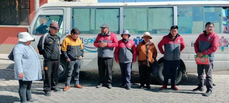 El cuerpo de ejecutivos de la FEJUVE EL ALTO 6 DE MARZO que acompaña a la campaña odontológica "Mi Sonrisa".