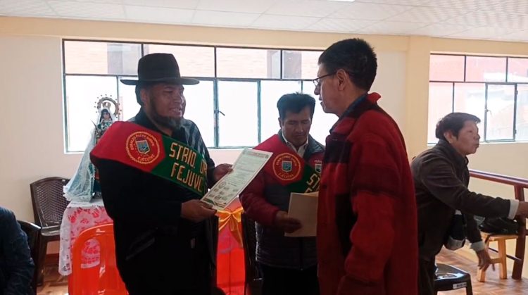 Entrega de reconocimientos a los miembros del directorio de la Urbanización Artesanos I y II.