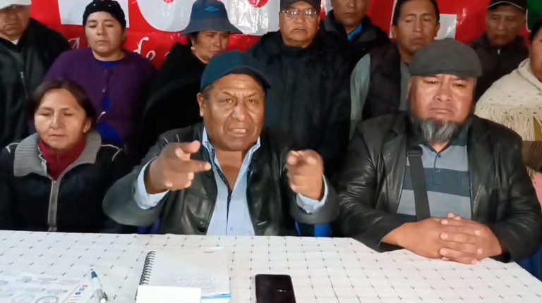 El presidente de la Federación de Juntas Vecinales (Fejuve El Alto) 6 de Marzo, Alberto Quelali y su comité ejecutivo de los 14 distrito.